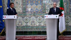 El presidente de Francia, Emmanuel Macron, junto a su hom�logo de Argelia, Abdelmadjid Tebboune, este viernes, en Argel