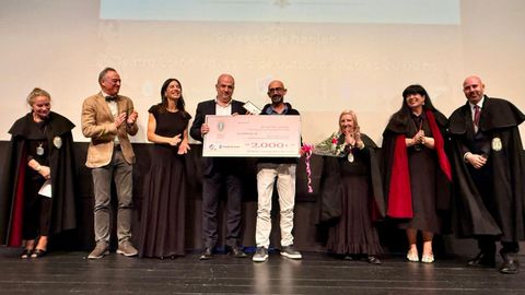 Hugo de Lafuente (en el centro, con el cheque que entrega el concejal Gonzalo Castro) fue el ganador de los Juegos Florales de Mar�a Pita