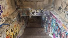 Entrada del t�nel que comunica el barrio del Puente de Ourense con los muelles del a estaci�n de ADIF, lugar elegido por indigentes para pasar la noche.