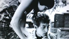 Bob Dylan, junto a Joan Baez, en una imagen de su juventud.