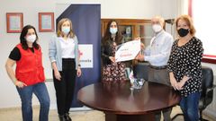 La presidenta de la asociaci�n, Mar�a Gajardo, entrega a Felipe Ferreiro el cheque con lo obtenido en la campa�a solidaria a favor de Ucrania