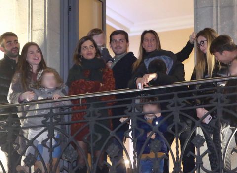 Iker Casillas (centro) y Sara Carbonero (a su izquierda), junto al exjugador del Deportivo, Adri�n L�pez (a la izquierda de la imagen), en Vigo