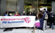 Stop Desahucios se concentr ante el banco, en Xeneral Pardias, que ofreci una solucin. 