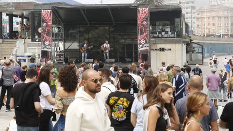 Sesin verm del Morria Fest en la playa de Riazor con Os Pieiros