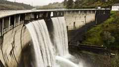 Imagen de archivo del embalse de Eiras, evacuando agua.