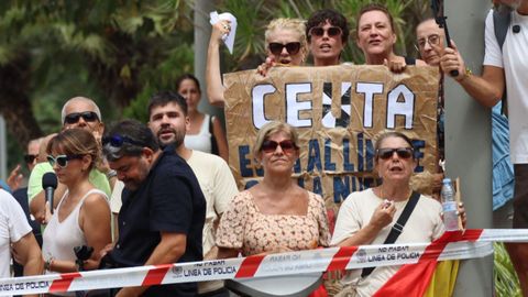 Vecinos de Ceuta esperando la llegada de Grande-Marlaska