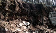 Los derrumbes contin�an en los m�rgenes del muro de piedras levantado por Costas.