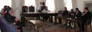 Elena Candia recibe las felicitaciones de su antecesor, Orlando Gonz�lez, ante los miembros de la corporaci�n, que aplauden