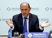 Rafael Louz�n, ayer, en una rueda de prensa en la Diputaci�n de Pontevedra.