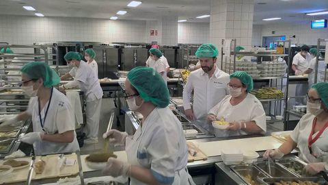 Nacho Manzano supervisa la elaboraci�n del men� en la cocina del HUCA.Nacho Manzano supervisa la elaboraci�n del men� en la cocina del HUCA 