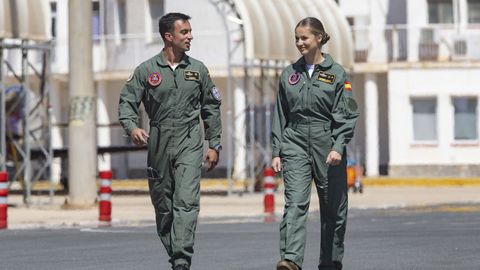 La princesa Leonor acompañada por el comandante instructor jefe Alberto Guzmán (i), se ha incorporado este lunes a la Academia General del Aire de San Javier