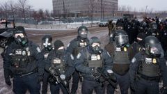 Agentes de Aduanas y Protecci&oacute;n Fronteriza (CBP) hacen guardia durante una protesta en contra del agente del Servicio de Inmigraci&oacute;n y Control de Aduanas (ICE) de Estados Unidos que dispar&oacute; y mat&oacute; a Renee Nicole Good el pasado 7 de enero en Mine&aacute;polis.