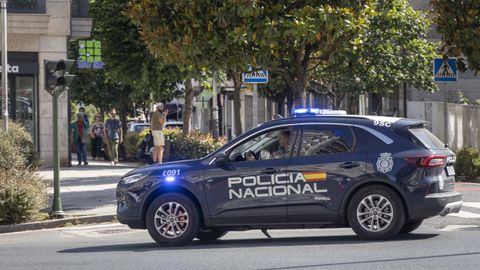 Una patrulla de la Polic�a Nacional en el Ensanche de Santiago.