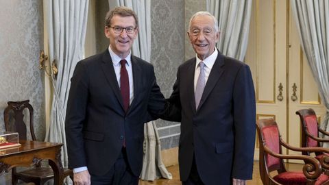Feijoo (i) junto a Rebelo de Sousa (d) durante su visita a Portugal.