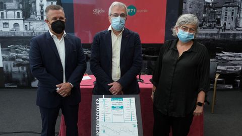 La alcaldesa de Gijn, Ana Gonzlez, el concejal de Urbanismo, Jos Luis Fernndez, y el gerente de EMUTSA, Juan Jos Piniella presentan la puesta en marcha de una nueva lnea de autobs