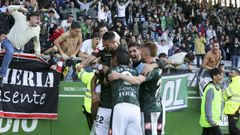 Jugadores y aficionados celebran un tanto en un partido disputado esta campaa en A Malata.