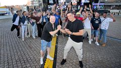 Lito Garrido y Cirano N��ez, l�deres de las orquestas Panorama y El Combo Dominicano, se dan la mano escenificando un falso pulso poco antes de actuar en Sanxenxo.