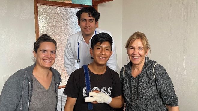 Las cirujanas del Chuac Namibia Sanluis Verdes y Velsa Fern&aacute;ndez Blanco, con V&iacute;ctor, el chico de 14 a&ntilde;os con los dedos seccionados por un machete, y&nbsp;Ricardo Adam, m&eacute;dico del Hospital de San Carlos, en Altamirano, donde lo operaron