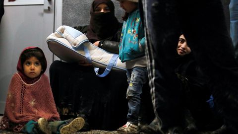 Una familia espera en la ciudad turca de Dikili entrar en un registro, despu�s de un intento fallido de cruzar a Lesbos