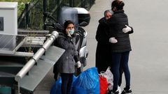 Unas mujeres esperan en una parada de autob�s en Estambul, despu�s de ser liberados de la prisi�n de Bakirkoy 
