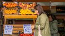 Una mujer compra fruta en una tienda de Teruel. 