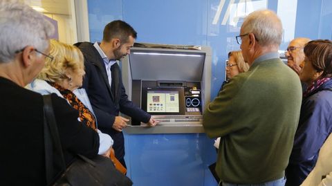 Foto de archivo de una sesin formativa sobre cmo usar los cajeros de Abanca.