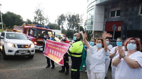 Un momento del emotivo homenaje de este mircoles a la sanitaria del hospital que se recupera de coronavirus