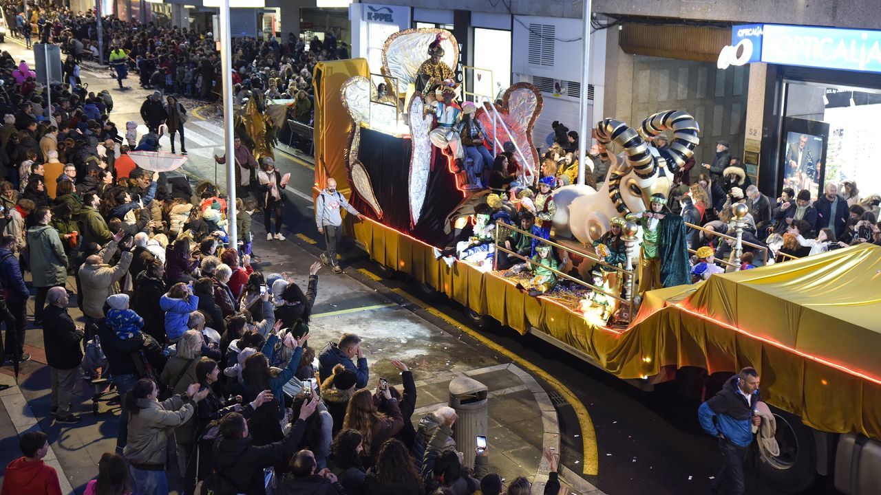 Baño de masas de los Reyes Magos en su visita a Pontevedra y comarca