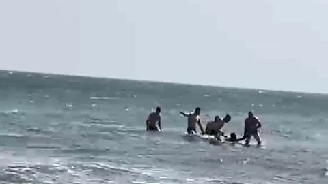 Agentes de la Polic�a Nacional en el mar interceptando al presunto agresor sexual