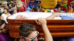 Cuatro ata�des de vivos por Santa Marta
