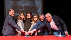 Julio Abalde, Celsa Mari�o, Mar�a Rivas, Nuria Lera, Jos� Manuel Broz y Jos� Manuel P�rez, en el acto de presentaci�n del sello postal conmemorativo de la hist�rica asamblea de nobles y prelados celebrada en 1520 en Melide .