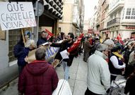 La concentraci�n reuni� a m�s de un centenar de personas. 