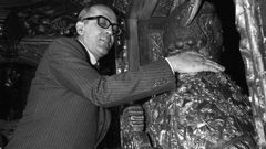 Leopoldo Calvo Sotelo, durante una visita el 7 de octubre de 1981 a la catedral de Santiago, realizando el tradicional abrazo a la imagen del Ap&oacute;stol