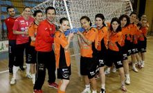 En la fotograf�a, todos los integrantes de la plantilla y el cuerpo t�cnico del Burela posan para La Voz de Galicia.