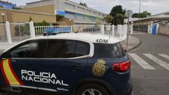 Un coche de la Polic�a Nacional junto al IES Muralla Romana
