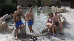 Un grupo de cuatro amigos procedentes de Portugal disfrutaba este lunes de las termas de Outariz
