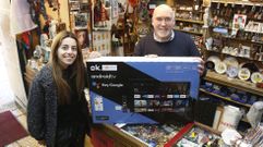 Ricardo Docobo entreg� en su tienda a Paula Hern�ndez la televisi�n.
