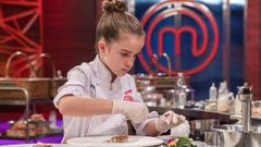 Aurora elaborando un plato en la final del concurso