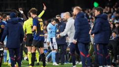 Hugo Sotelo abandona el terreno de juego tras ver la tarjeta roja directa en el Celta-Lille.