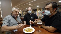 Clientes del Sargo de Burela saborean fabas de Lourenz�, la estrella del fin de semana dedicado a la huerta de A Mari�a, en un