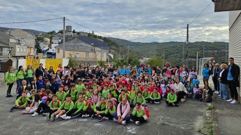 Foto de familia dos participantes na convivencia.