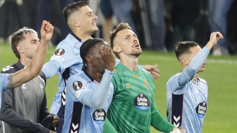 Radu, celebrando con sus compaeros el triunfo ante el PAOK en el primer partido del mes de octubre.