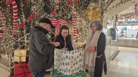 Una usuaria de la plaza ejerci� de mano inocente en el sorteo que dirigi� la concejala Amparo Cerecedo