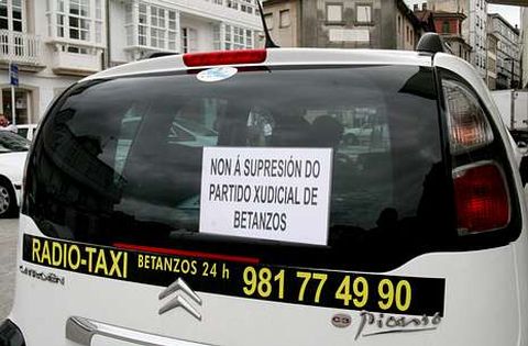 <span lang= es-es >Protestas en todos los �mbitos</span>. La supresi�n de los partidos judiciales no gusta a casi nadie; en Betanzos, los taxistas han decidido mostrar su rechazo colocando pancartas en sus veh�culos.