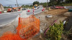 Las obras que est�n en ejecuci�n en el acceso a la playa de Lapam�n, en Bueu, obligan a dar paso alternativo a los veh�culos, provocando retenciones