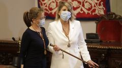 La nueva alcaldesa de Cartagena, Noelia Arroyo (d), sostiene el bast�n de mando junto a su predecesora Ana Bel�n Castej�n, tras su toma de posesi�n durante la sesi�n plenaria celebrada este s�bado en el Consistorio