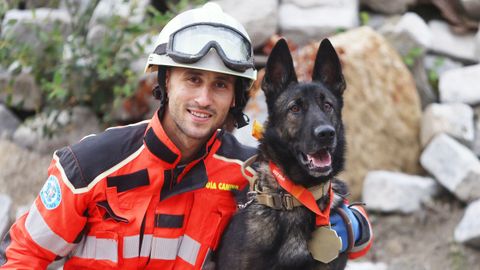 Sergio Barreiro y su perro Loky, medalla de oro en los campeonatos de Europa en una imagen tomada en los entrenamientos en el ferrolano cuartel de S�nchez Aguilera.