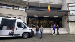 La facultad de Ciencias de la UDC transformada en un cuartel de la Guardia Civil para un rodaje de Netflix.