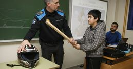 El oficial demostr� que, ante un fuerte golpe en la cabeza, el casco es la mejor protecci�n. 
