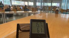 El term�metro de una de las bibliotecas del campus de Lugo, marcando 15 grados de temperatura.